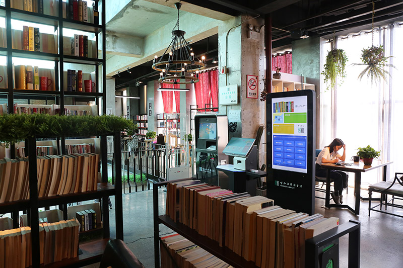 位于咖啡館的鴻雁書房。呼和浩特市圖書館供圖