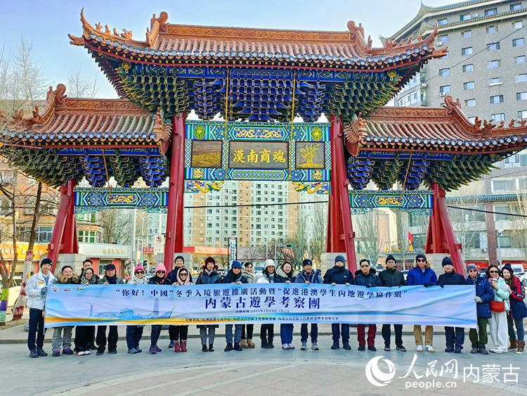 考察團成員合影留念。實習生 李子薈攝