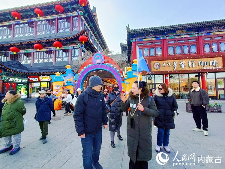 考察團成員聆聽呼和浩特特色美食的介紹。實習生 李子薈攝