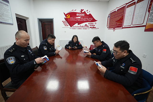 斯琴利用執(zhí)勤間隙組織民警學(xué)習(xí)外語。