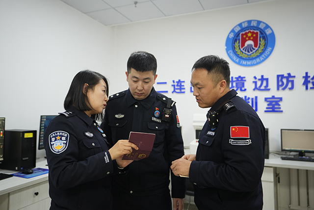 斯琴和民警交流學(xué)習(xí)證件防偽知識。