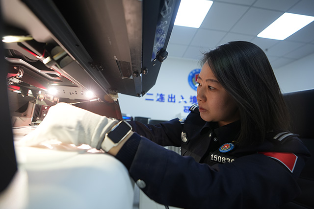 斯琴在鑒別出入境證件。