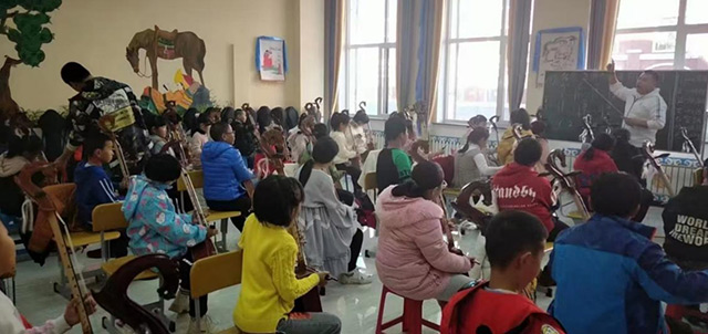 認真學習馬頭琴的學生們