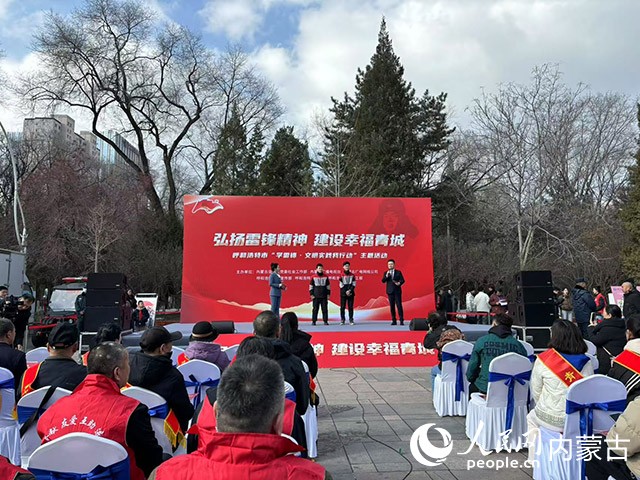 快遞員張明明、李少朋接受現場采訪。人民網記者 張聿修攝