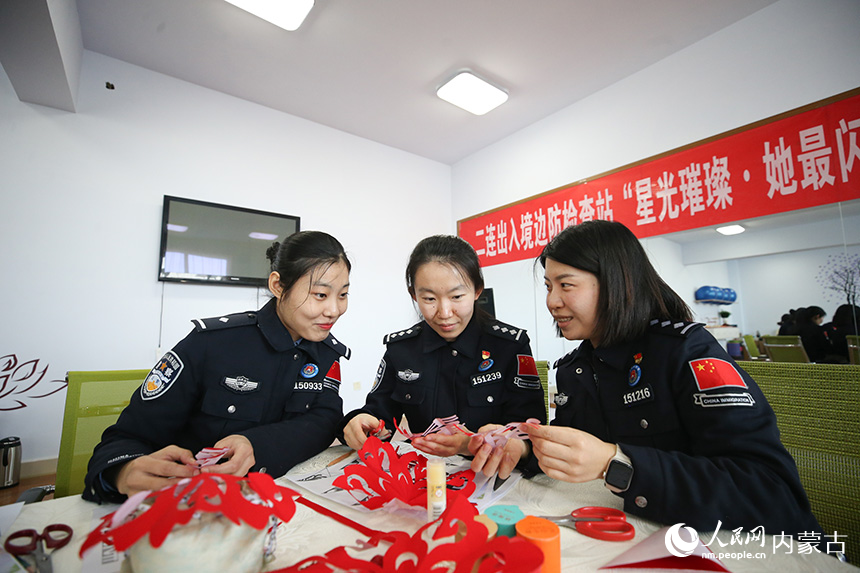 女民警們交流剪紙心得。郭鵬杰攝