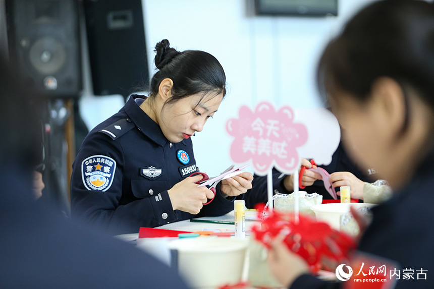 女民警自己動手剪紙。 郭鵬杰攝