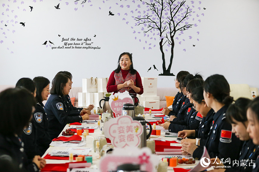 剪紙老師教女民警剪紙。郭鵬杰攝
