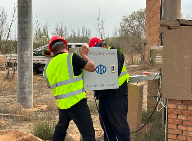 正在安裝“井電雙控”計量設(shè)備。閆偉攝