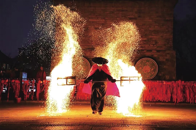 鄂爾多斯文化產(chǎn)業(yè)園鐵花秀現(xiàn)場。