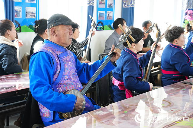 圖一：學(xué)員正在進(jìn)行“乃日”演奏。人民網(wǎng)記者 苗陽攝