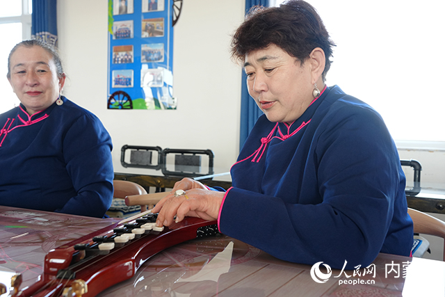 圖娜拉金高娃正在彈奏大琴。人民網(wǎng)記者 苗陽攝