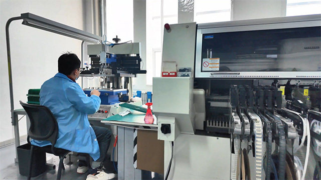 內蒙古崇正科技有限公司工人正在作業。