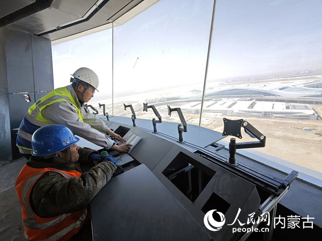 呼和浩特新機場空管塔臺內部工程施工現場。人民網記者 李睿攝
