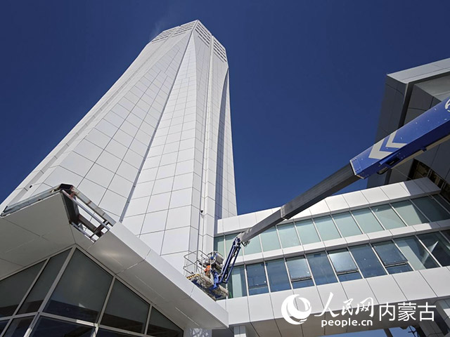 呼和浩特新機場空管塔臺外部工程施工現場。人民網記者 李睿攝