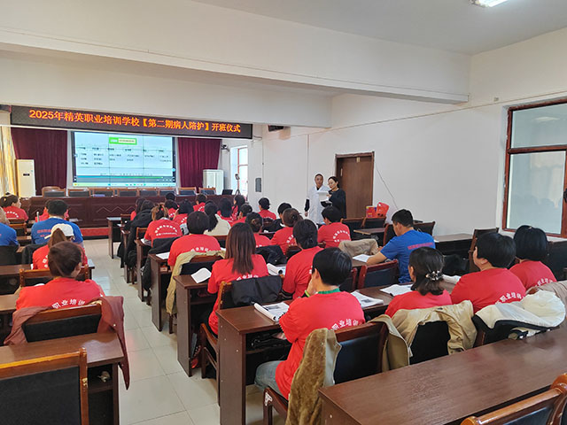 科左中旗病人陪護培訓班。郭放攝