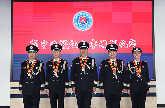 包頭邊境管理支隊5名獲得戍守邊疆紀(jì)念章的民警合影留念,他們的臉上不自覺的洋溢著喜悅的笑容