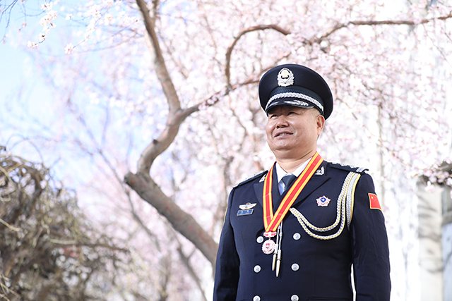 有33年從警生涯的王忠收到戍邊紀(jì)念章后心情激動,他說:“從‘兵王’到民警老王,我在一次次走訪巡邏中,找到戍守邊疆的意義,在看到群眾的笑容后,愛上邊關(guān)。”