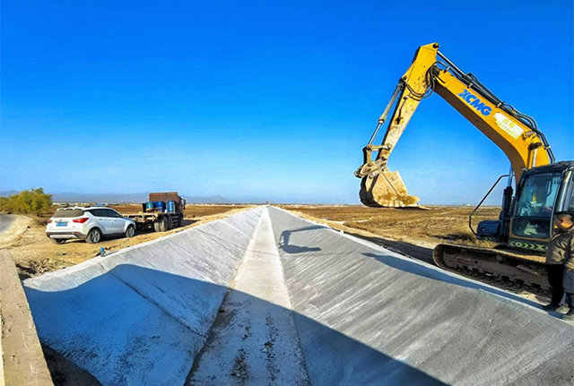 達拉特旗揚水灌區王愛召灌域解放營子干渠維修改造項目施工現場。耿威攝