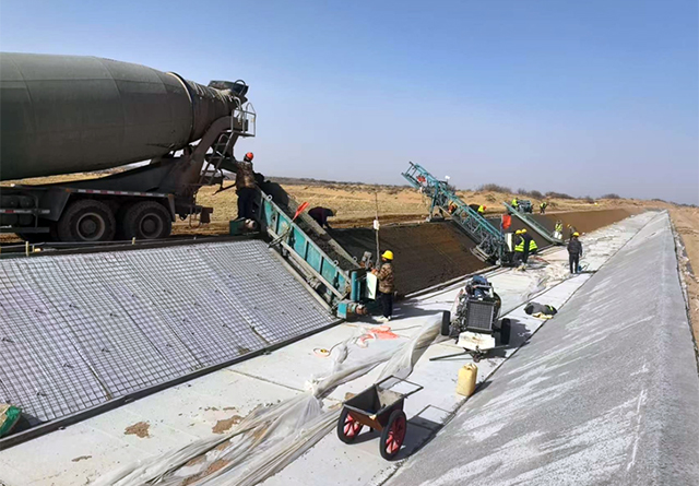 杭錦旗自流灌區(qū)牧業(yè)灌域牧業(yè)分干渠現(xiàn)澆砼施工現(xiàn)場。耿威攝