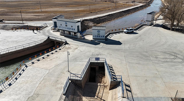 杭錦旗自流灌區(qū)牧干管理段二十二閘群維修改造項目。耿威攝