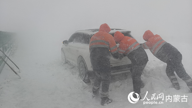 內蒙古交通集團呼倫貝爾分公司扎賚諾爾養護作業中心救援社會車輛。自治區交通運輸廳供圖