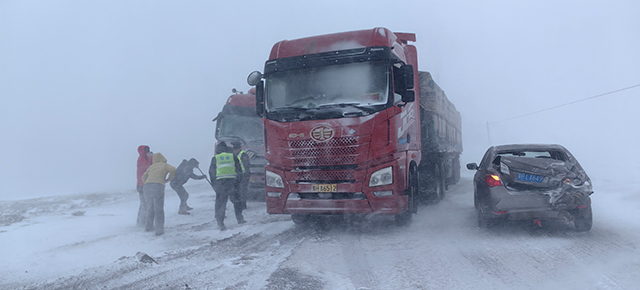 民警對(duì)滯留車輛進(jìn)行疏導(dǎo)。