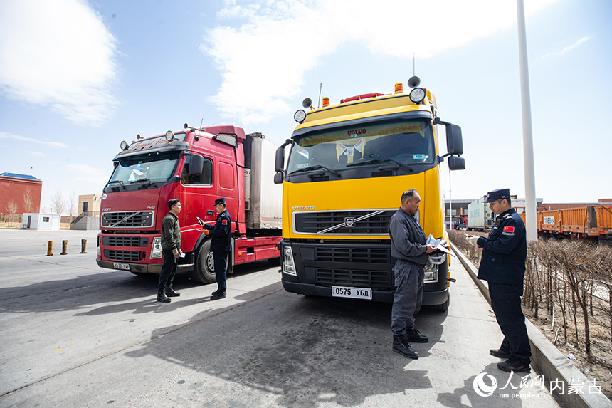 二連出入境邊防檢查站移民管理警察快速驗放出境果蔬車輛。郭鵬杰攝