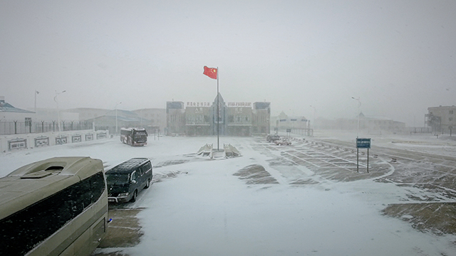 阿日哈沙特口岸收白毛風影響，能見度極低。