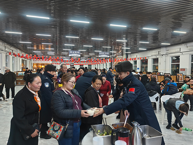 阿日哈沙特邊檢站民警為受困旅客提供餐食。