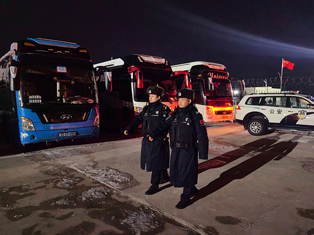 阿日哈沙特邊檢站夜間巡邏保障。