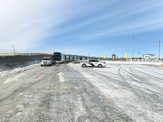 4月12日，8時50分在當地公安交通的部門引導下，滯留車輛有序離開口岸。