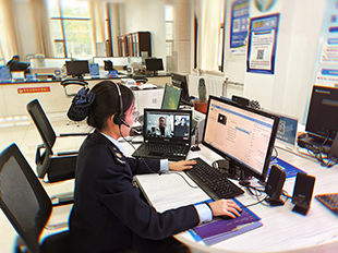 工作人員利用征納互動平臺解決業務辦理的問題