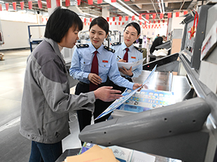 稅務局稅務干部主動上門為企業提供點對點服務