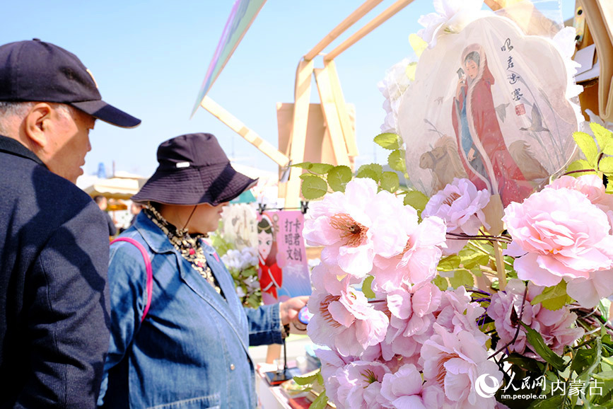 “花漾青城”2025呼和浩特賞花季系列文旅活動開啟，市民正在參觀精品文創市集。人民網記者 劉藝琳攝