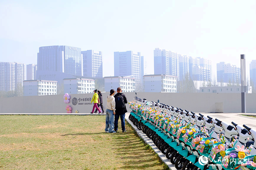 4月19日，呼和浩特市1000輛限定款春日主題賞花電單車與市民游客見面。人民網記者 劉藝琳攝