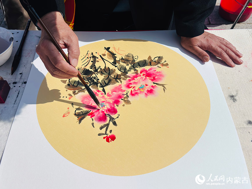 現(xiàn)場(chǎng)作畫。實(shí)習(xí)生 王瑞攝