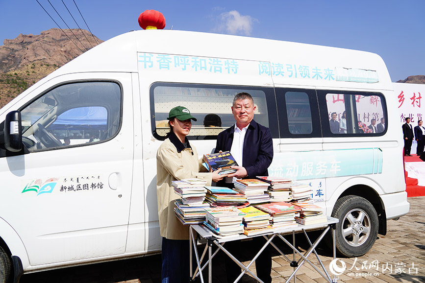 捐贈圖書。實(shí)習(xí)生 王瑞攝