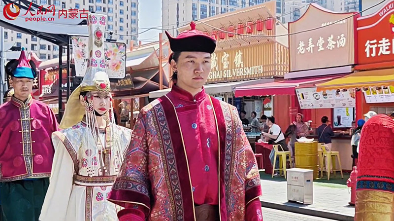 蒙古族服飾亮相上海街頭