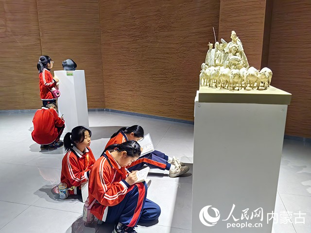 呼和浩特市學(xué)生走進(jìn)呼和浩特市雕塑藝術(shù)館進(jìn)行參觀學(xué)習(xí)。受訪單位供圖