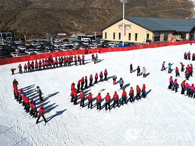 中央民族大學(xué)附屬中學(xué)呼和浩特分校進(jìn)行滑雪實(shí)踐課。受訪單位供圖
