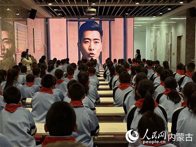 學(xué)苑小學(xué)的學(xué)生們在大青山紅色文化公園與多松年“對話”。人民網(wǎng)記者 寇雅楠攝