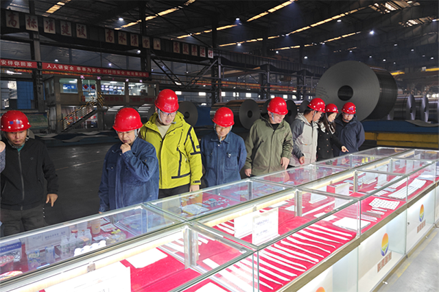 霍林郭勒市人社部門組織求職者深入企業實地探崗。