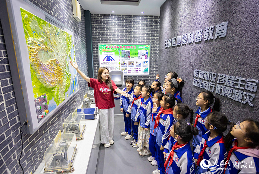 內蒙古呼和浩特市玉泉區通順街小學老師向學生普及中國地震帶分布的相關知識。丁根厚攝