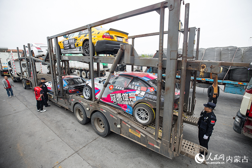 二連出入境邊防檢查站移民管理警察快速驗放中國汽車飄移車隊。郭鵬杰攝