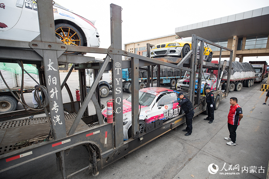 二連出入境邊防檢查站移民管理警察快速驗放中國汽車飄移車隊。郭鵬杰攝