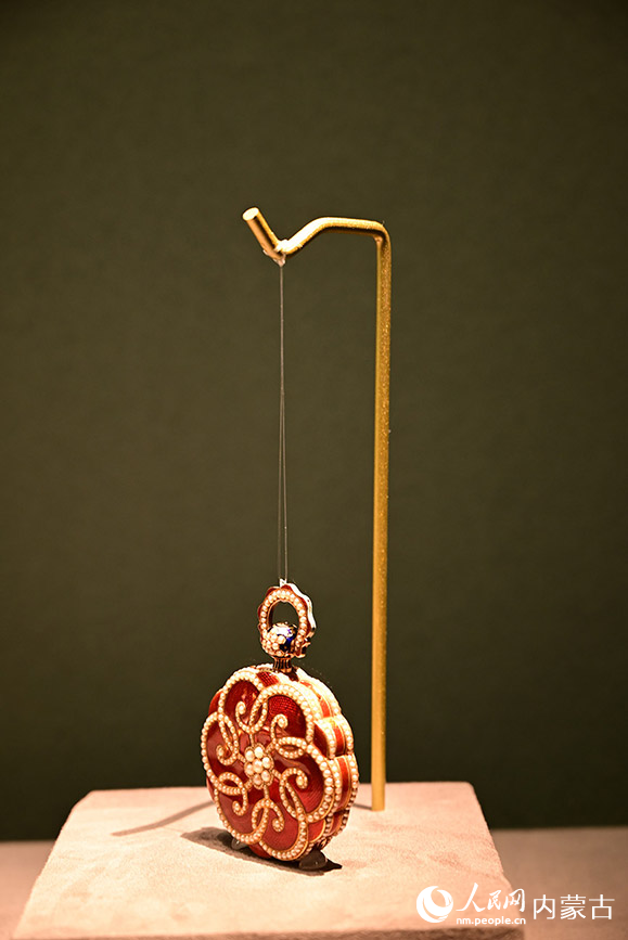 《鐘鳴盛世：紫禁城與承德避暑山莊藏鐘表聯展》展品。人民網記者 寇雅楠攝