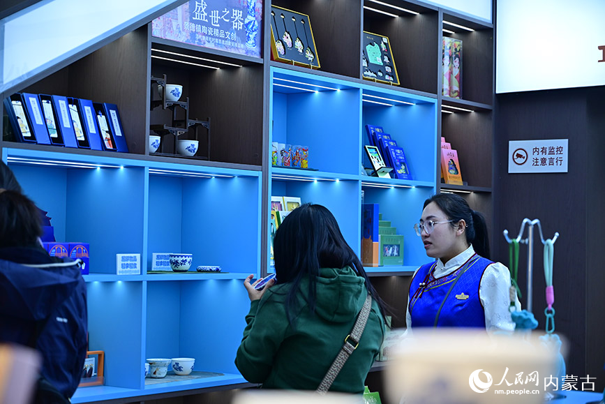 游客購置呼和浩特市博物院文創(chuàng)產(chǎn)品。人民網(wǎng)記者 寇雅楠攝