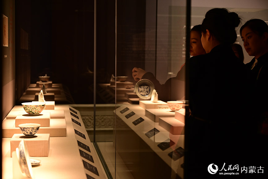 游客正在觀看《盛世之器——清代康雍乾時(shí)期景德鎮(zhèn)陶瓷珍品展》。人民網(wǎng)記者 寇雅楠攝