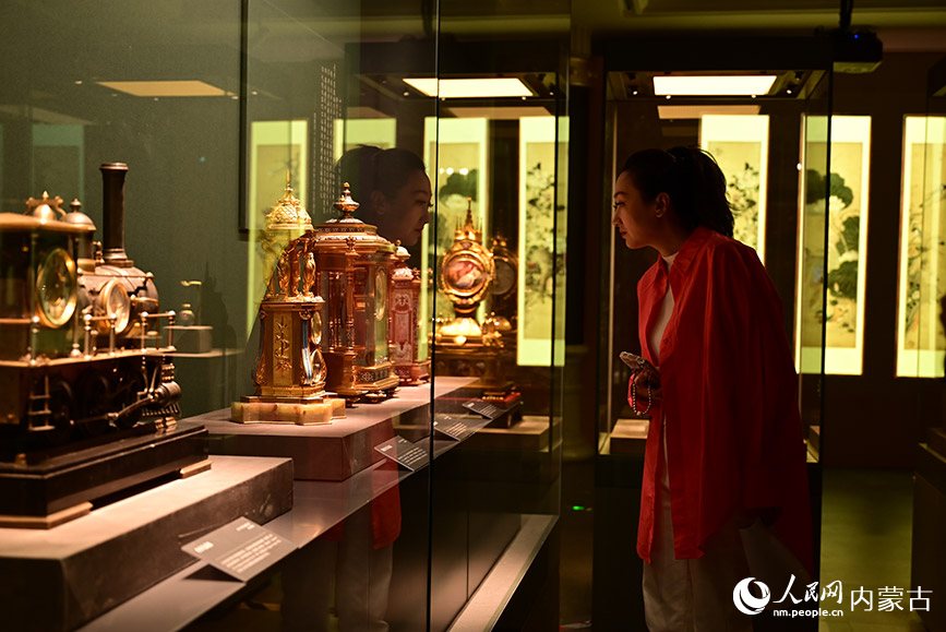 游客正在觀看《鐘鳴盛世：紫禁城和承德避暑山莊藏鐘表聯展》。人民網記者 寇雅楠攝