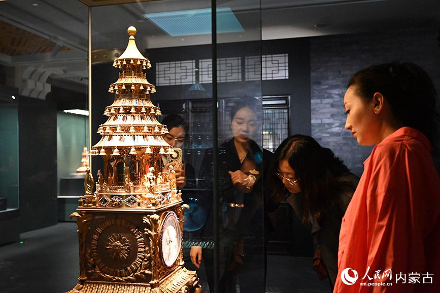 游客正在觀看《鐘鳴盛世：紫禁城和承德避暑山莊藏鐘表聯展》。人民網記者 寇雅楠攝